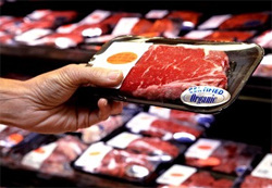 Очень аккуратным нужно быть при покупке мясных и рыбных изделий, продающихся в вакуумных упаковках