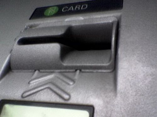Вот так выглядит скиммер на банкомате