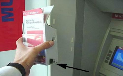 Мошенники могут установить на банкомат микрокамеру, и вы её не заметите, потому что спрятана она будет за пачкой рекламных буклетов